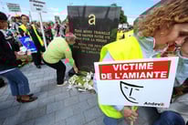 Des veufs de victimes de l'amiante le 20 juin 2009 à Dunkerque