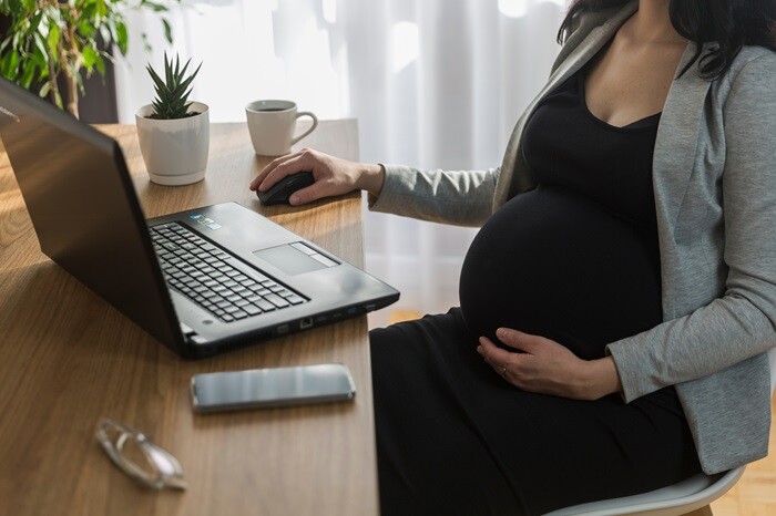 Aménager son poste de travail en cas de grossesse